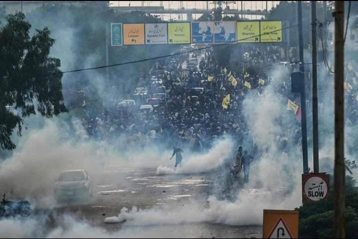 کراچی؛ نمائش چورنگی سے امریکی قونصل خانے تک احتجاجی ریلی، متعدد افراد زخمی +تصاویر