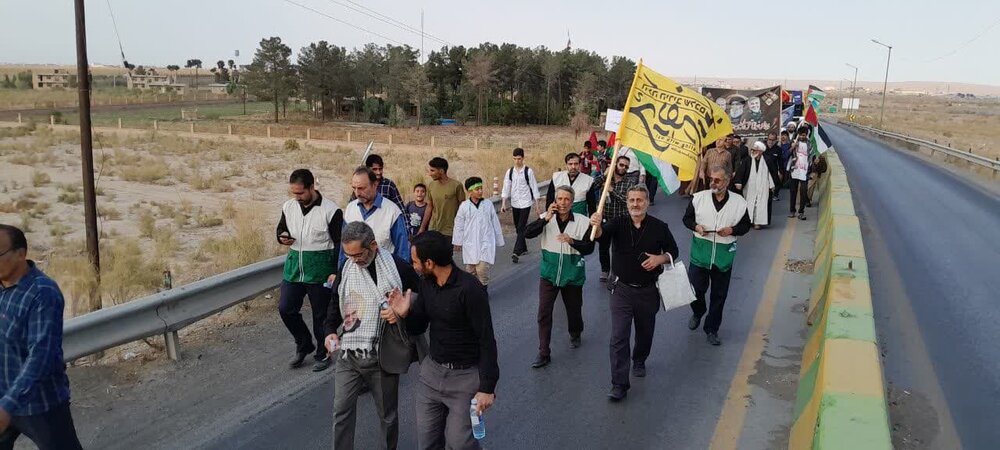 تجدید بیعت مردم آران و بیدگل با امام خامنهای و حمایت از مردم لبنان