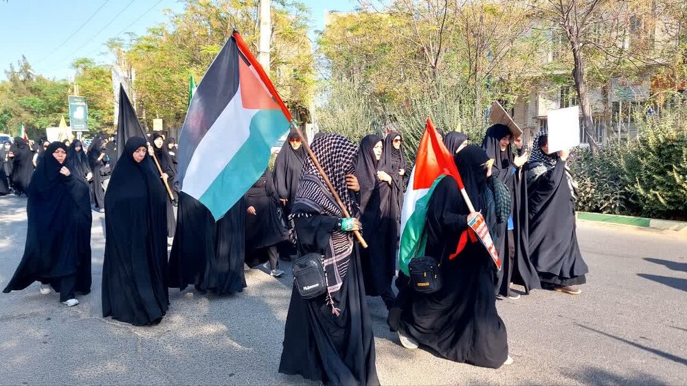 تجدید بیعت مردم آران و بیدگل با امام خامنهای و حمایت از مردم لبنان