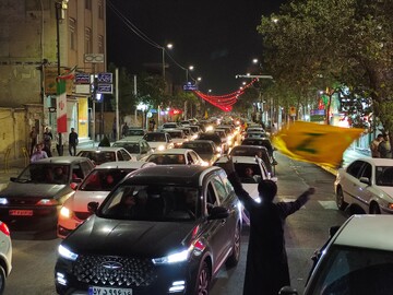 گوشه هایی از شادی مردم قم پس از حمله موشکی سپاه + فیلم و عکس