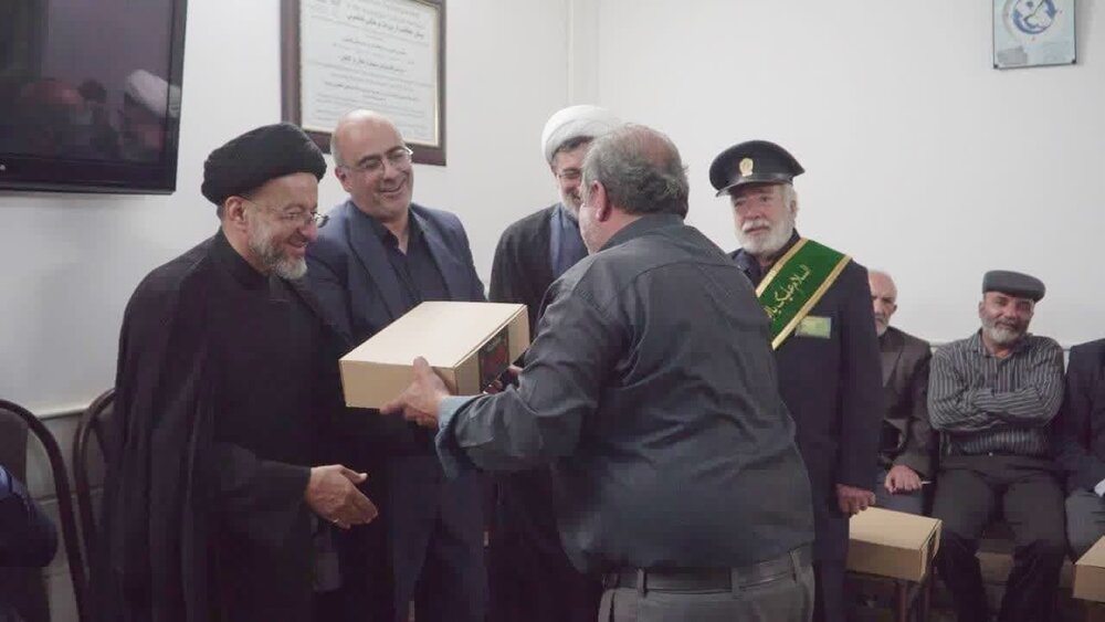 اهدای کتیبه مزین به نام علی بن امام محمد باقر(ع) به روسای هیئات مذهبی و مواکب منطقه فین +عکس