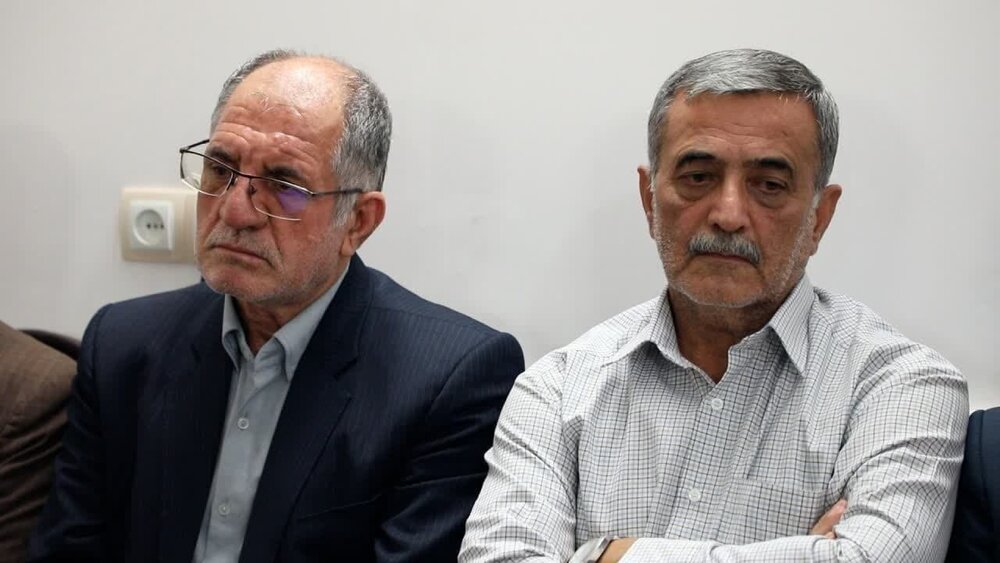 اهدای کتیبه مزین به نام علی بن امام محمد باقر(ع) به روسای هیئات مذهبی و مواکب منطقه فین +عکس