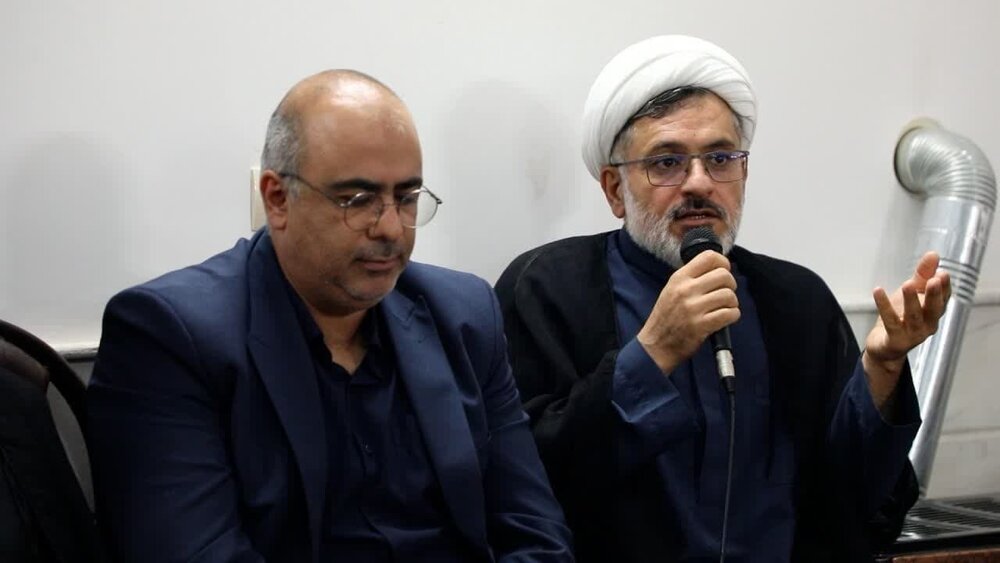 اهدای کتیبه مزین به نام علی بن امام محمد باقر(ع) به روسای هیئات مذهبی و مواکب منطقه فین +عکس