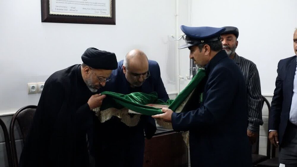 اهدای کتیبه مزین به نام علی بن امام محمد باقر(ع) به روسای هیئات مذهبی و مواکب منطقه فین +عکس