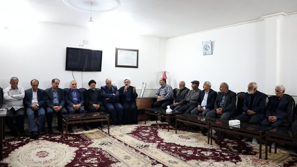 اهدای کتیبه مزین به نام علی بن امام محمد باقر(ع) به روسای هیئات مذهبی و مواکب منطقه فین +عکس