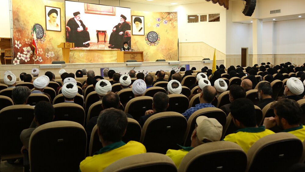 دنیا میں سب سے زیادہ پست اور مکار امریکہ ہے، اس پر اعتماد نہیں کرنا چاہیے