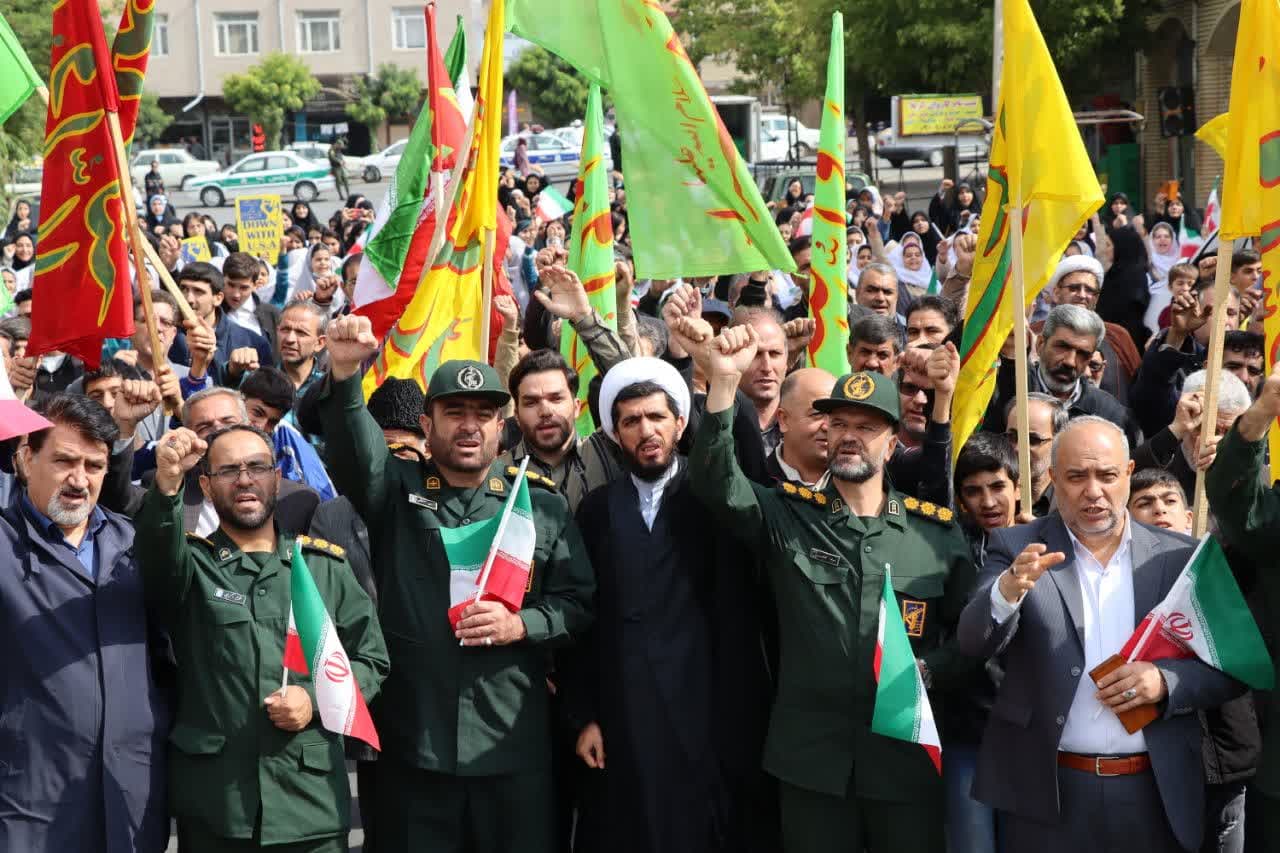 تصاویر/ تجمع مردمی در تکاب در حمایت از جبهه مقاومت  و  قدردانی از سپاه پاسداران انقلاب اسلامی