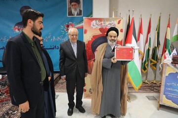 اعطای دکترای افتخاری شهید آل هاشم به خانواده‌اش