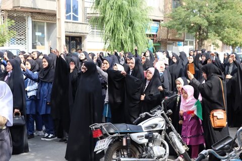 تصاویر/ تجمع مردمی در تکاب در حمایت از جبهه مقاومت  و  قدردانی از سپاه پاسداران انقلاب اسلامی