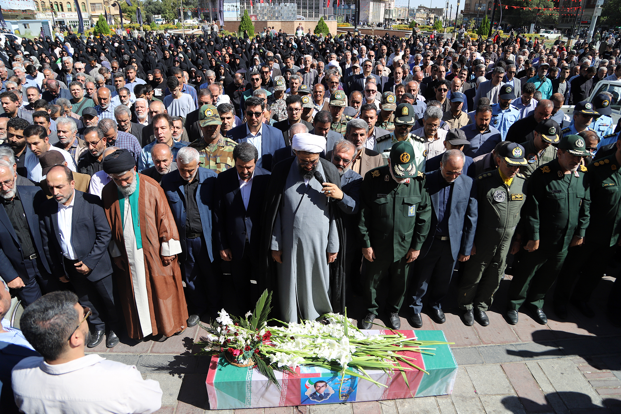 تصاویر / اقامه نماز بر پیکر شهید «محمد خاکی‌زاده»