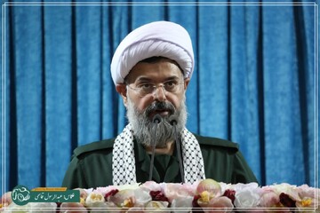 اقدام جالب و نمادین امام جمعه خورموج در اقامه نمازجمعه+عکس