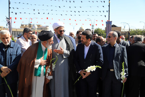 تصاویر /  اقامه نماز میت بر پیکر شهید «محمد خاکی‌زاده»