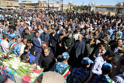 تصاویر /  اقامه نماز میت بر پیکر شهید «محمد خاکی‌زاده»