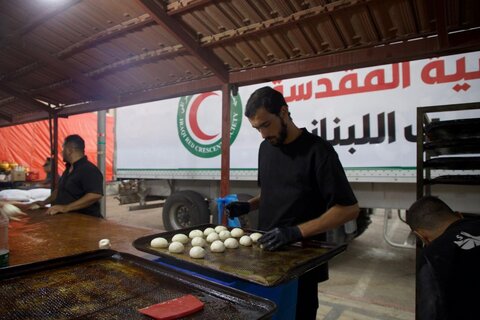 وفد من العتبة العباسية يشرع بتقديم وجبات الطعام إلى النازحين اللبنانيين في سوريا