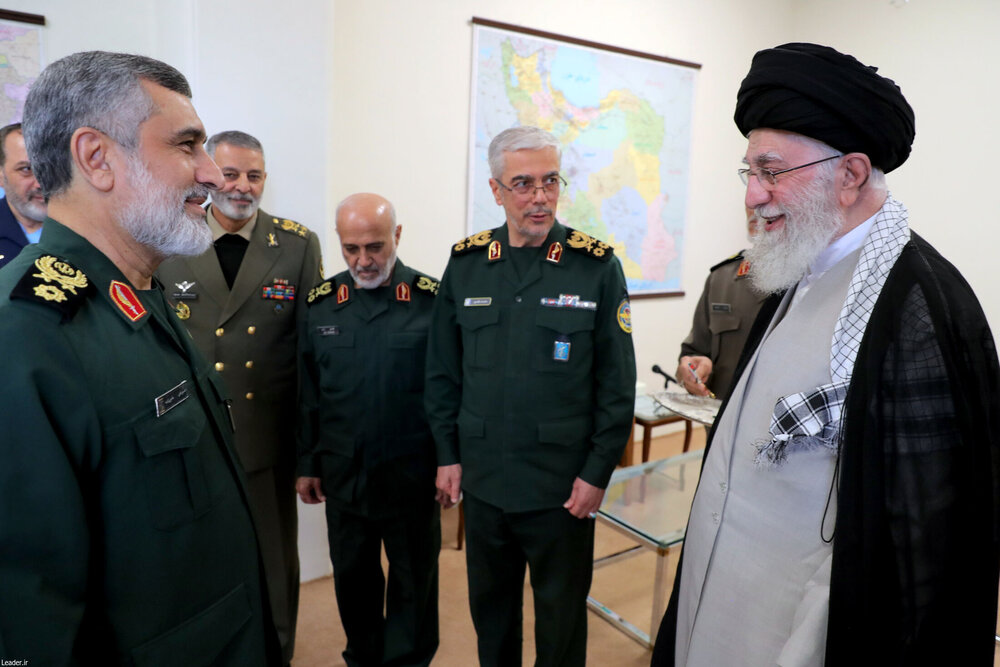 رہبرِ انقلاب کا ایرانی ایئر چیف کو قومی اعزاز نشانِ فتح +تصاویر