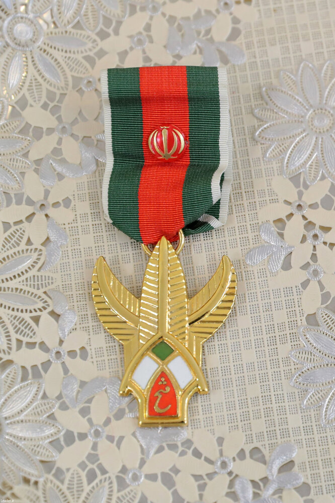 رہبرِ انقلاب کا ایرانی ایئر چیف کو قومی اعزاز نشانِ فتح +تصاویر