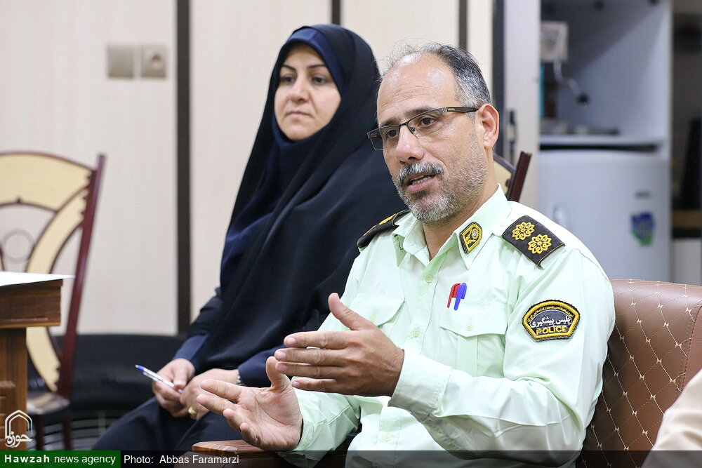 حضور مدیران خبرگزاری حوزه در کلانتری ۱۵ قم / رستمی: حمایت از پلیس مورد تاکید حوزههای علمیه است