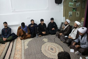 تصاویر/ اولین جلسه دورهمی مدیریت و کادر مدرسه علمیه امام صادق (ع) بیجار با طلاب