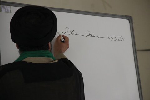 تصاویر/بازدید امام جمعه مهران از دبیرستان دخترانه حضرت معصومه(س) و تبیین نظم جدید اسلامی