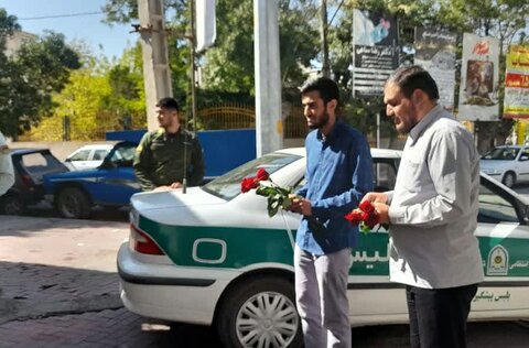 تصاویر/ اهدای گل توسط طلاب مدرسه علمیه امام صادق (ع) بیجار به پرسنل نیروی انتظامی