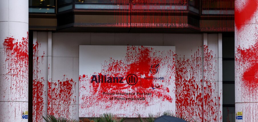 حامیان فلسطین در بریتانیا به دفاتر شرکت بیمهگر تسلیحات جنگی اسرائیل حمله کردند