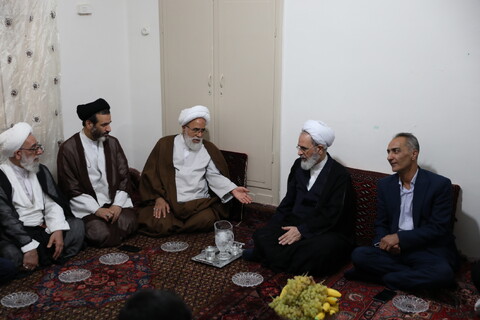 آية الله أعرافي يزور منزل شهيد المحراب آية الله أشرفي الأصفهاني في مدینة كرمانشاه