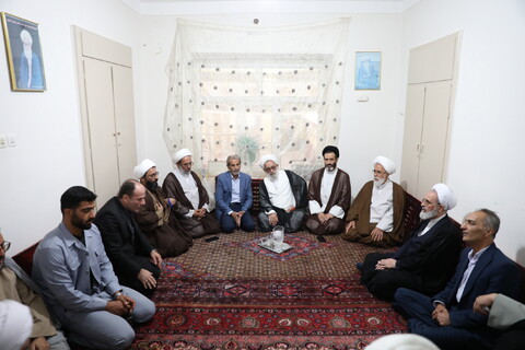 آية الله أعرافي يزور منزل شهيد المحراب آية الله أشرفي الأصفهاني في مدینة كرمانشاه