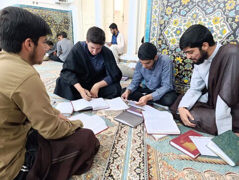 تصاویر/ مباحثه طلاب مدرسه امام خمینی (ره) کاشان