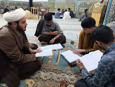 تصاویر/ مباحثه طلاب مدرسه امام خمینی (ره) کاشان