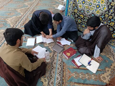 تصاویر/ مباحثه طلاب مدرسه امام خمینی (ره) کاشان