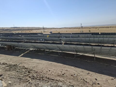 تصاویر/راه اندازی اولین نیروگاه ۵۰۰کیلوواتی خورشیدی تجمیعی حمایتی بسیج سازندگی کل کشور در آران وبیدگل