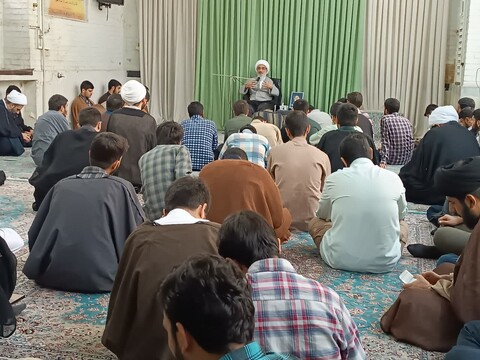 تصاویر/ درس اخلاق امام جمعه بوشهر برای طلاب قمی