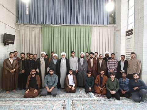 تصاویر/ درس اخلاق امام جمعه بوشهر برای طلاب قمی