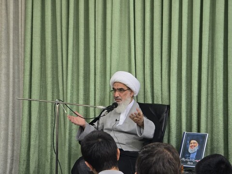 تصاویر/ درس اخلاق امام جمعه بوشهر برای طلاب قمی