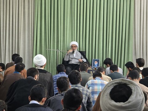 تصاویر/ درس اخلاق امام جمعه بوشهر برای طلاب قمی
