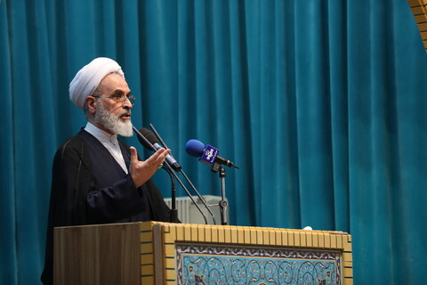 امروز هیچ جایی از دنیا نیست که صدای آرمان شهدا و مقاومت و انقلاب ما را نشنیده و چشم به آن ندوخته باشند تصاویر/ حضور و سخنرانی آیت الله اعرافی در نماز جمعه کرمانشاه