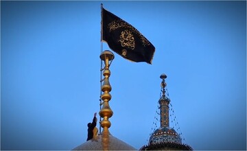 فیلم | تعویض پرچم گنبد مطهر در شب وفات حضرت معصومه سلام الله علیها