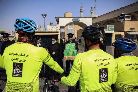 استقبال خادمان حرم مطهر بانوی کرامت از کاروان دوچرخه سواران طبسی