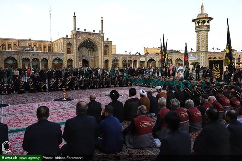 photos/Agitant le drapeau de deuil sur le dôme du sanctuaire de Hazrat Fatima Masoumeh