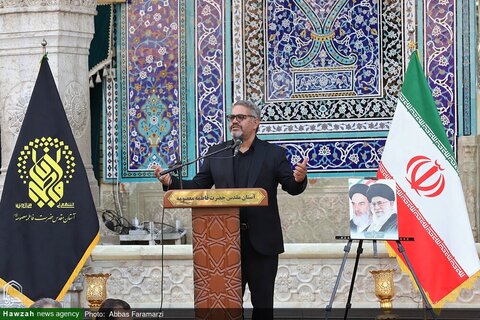 photos/Agitant le drapeau de deuil sur le dôme du sanctuaire de Hazrat Fatima Masoumeh