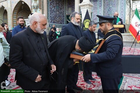 photos/Agitant le drapeau de deuil sur le dôme du sanctuaire de Hazrat Fatima Masoumeh