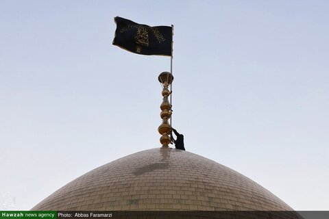 photos/Agitant le drapeau de deuil sur le dôme du sanctuaire de Hazrat Fatima Masoumeh