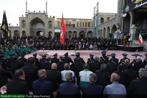 photos/Agitant le drapeau de deuil sur le dôme du sanctuaire de Hazrat Fatima Masoumeh