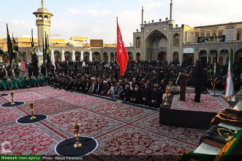 photos/Agitant le drapeau de deuil sur le dôme du sanctuaire de Hazrat Fatima Masoumeh