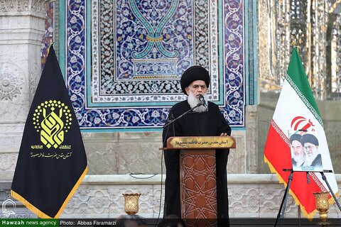 photos/Agitant le drapeau de deuil sur le dôme du sanctuaire de Hazrat Fatima Masoumeh