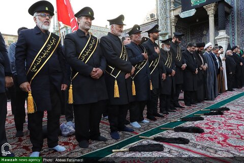 photos/Agitant le drapeau de deuil sur le dôme du sanctuaire de Hazrat Fatima Masoumeh