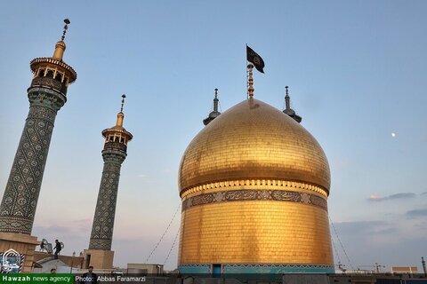 photos/Agitant le drapeau de deuil sur le dôme du sanctuaire de Hazrat Fatima Masoumeh