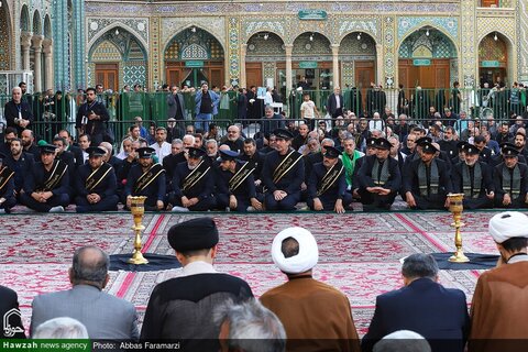 photos/Agitant le drapeau de deuil sur le dôme du sanctuaire de Hazrat Fatima Masoumeh