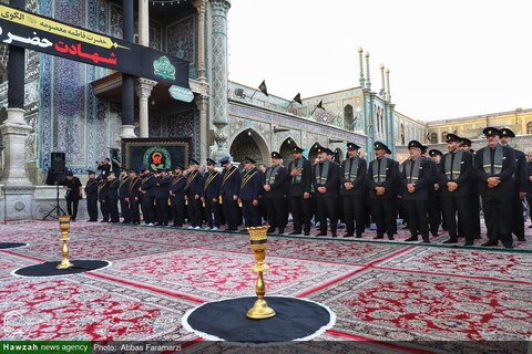 photos/Agitant le drapeau de deuil sur le dôme du sanctuaire de Hazrat Fatima Masoumeh