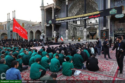 photos/Agitant le drapeau de deuil sur le dôme du sanctuaire de Hazrat Fatima Masoumeh